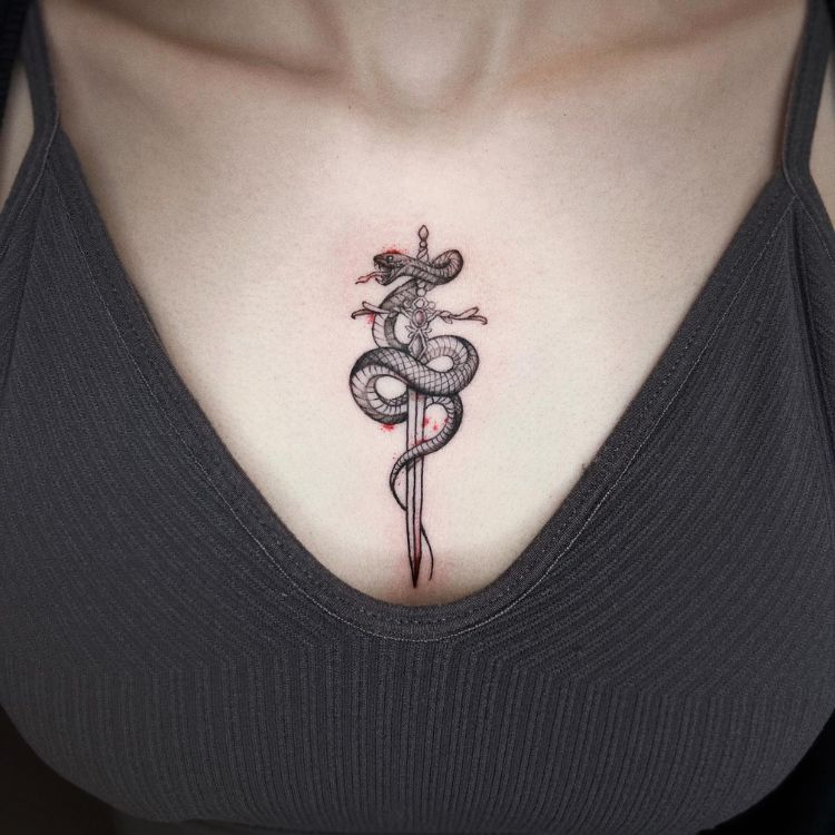 3-3 uma mulher branca com uma tatuagem de cobra enrolada em uma espada