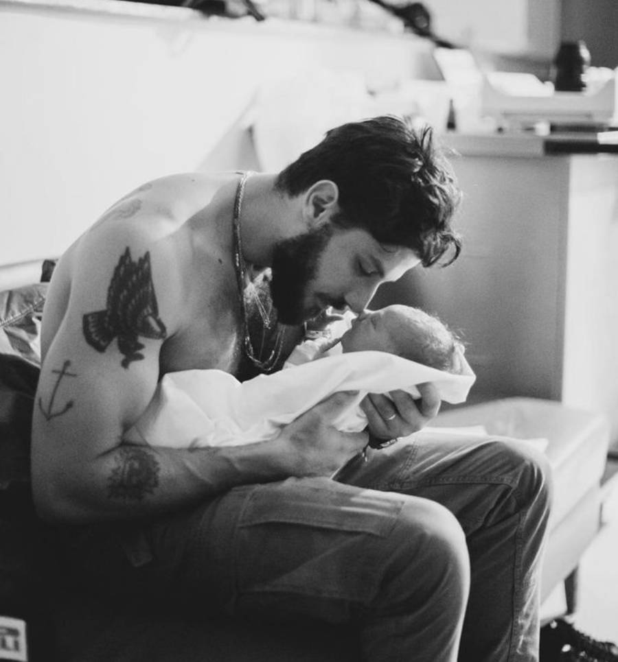 4-tatuagem-chay-suede Chay Suede com sua filha quando bebê