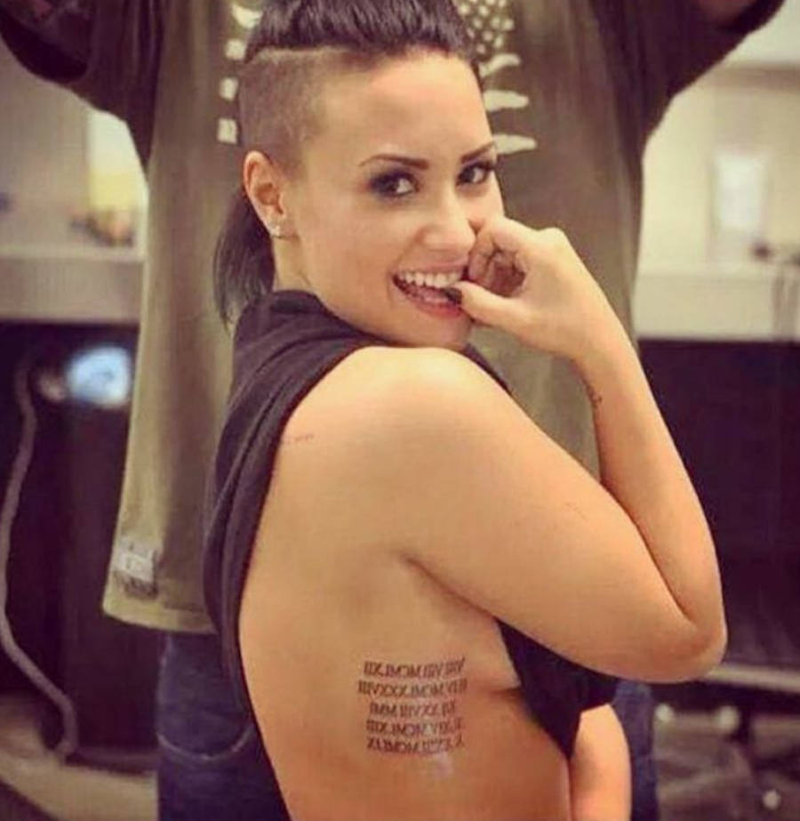 Foto de Demi Lovato com a tatuagem que homenageia sua família