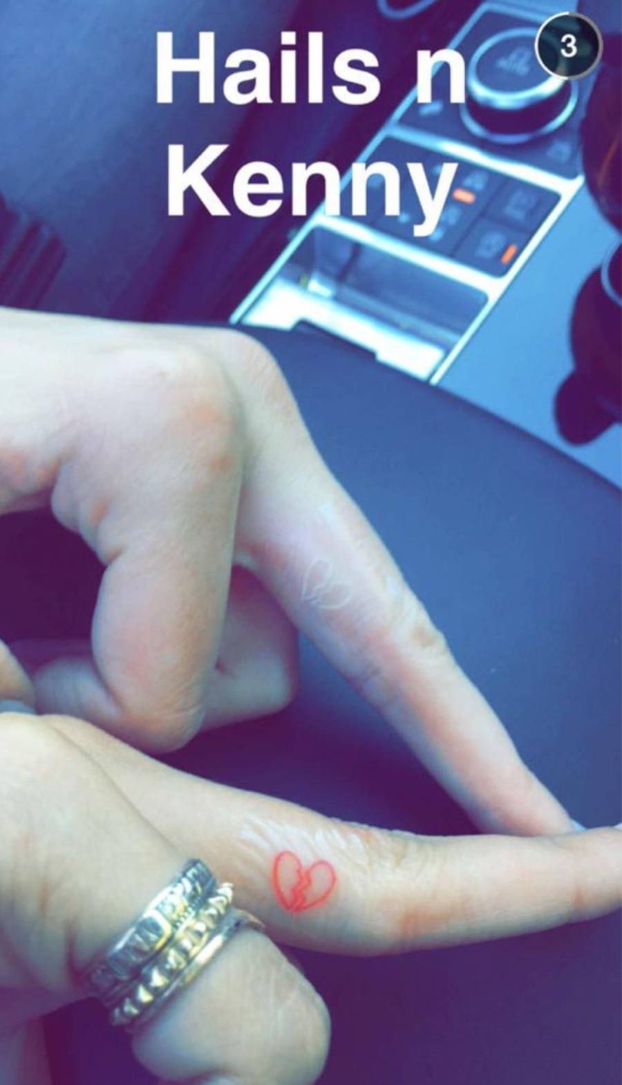 Foto da tatuagem combinando de Hailey Bieber e Kendall Jenner
