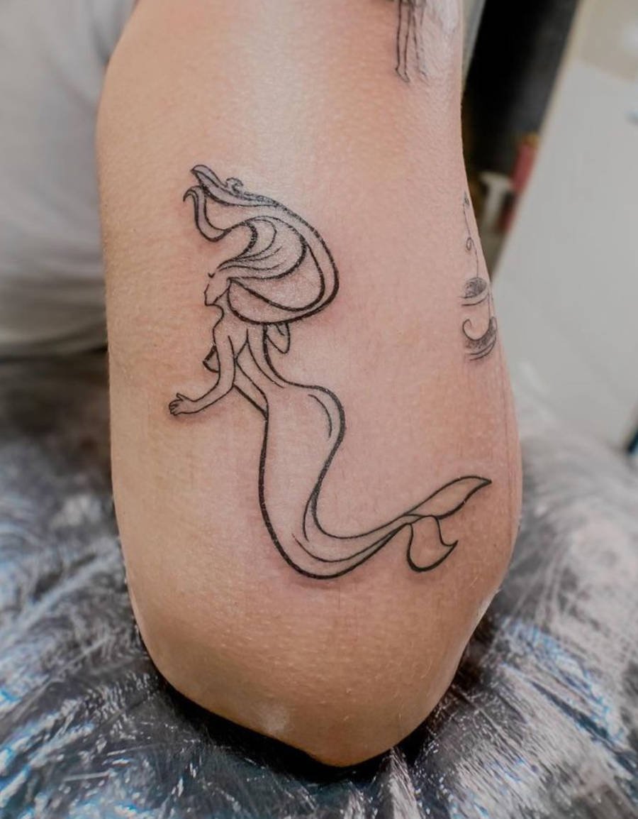 Foto de tatuagem de sereia delicada no braço