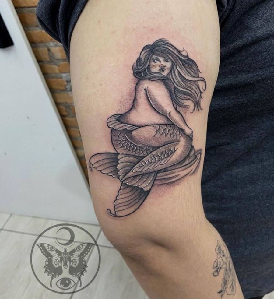 Tatuagem com sereia gorda que traz representatividade