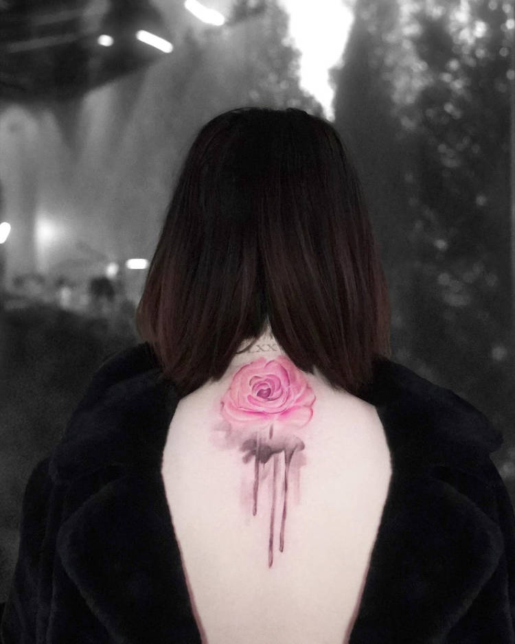 Foto da tatuagem de flor de Selena Gomez