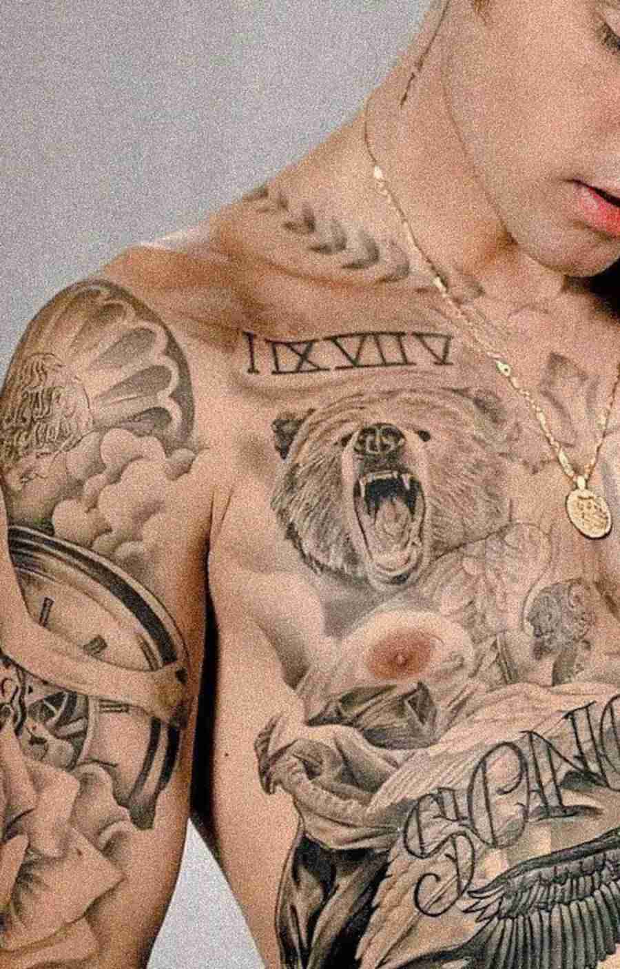 Foto das tatuagens de Justin Bieber com destaque em sua tatuagem de urso
