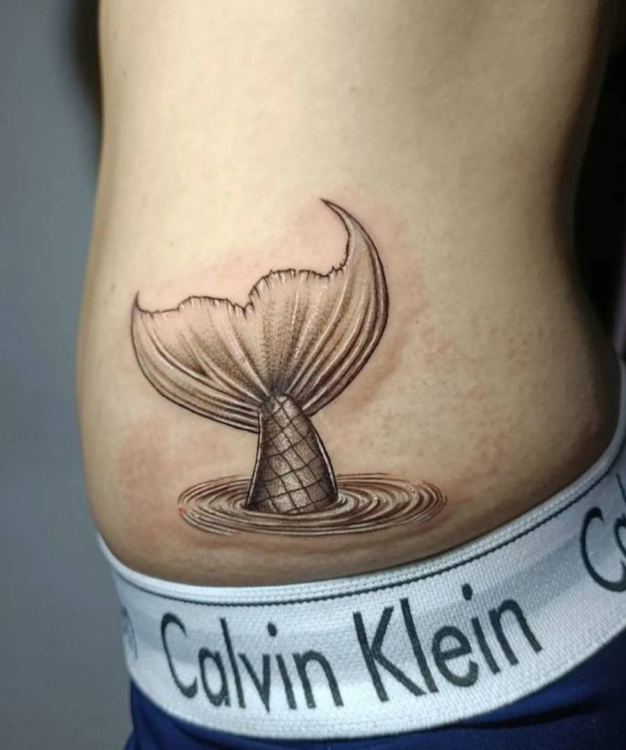 Tatuagem de sereia em cintura de homem