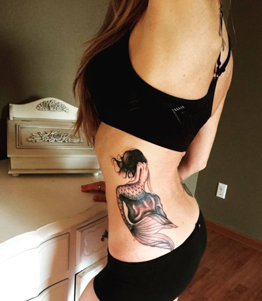 Foto de tattoo de sereia em mulher na cintura