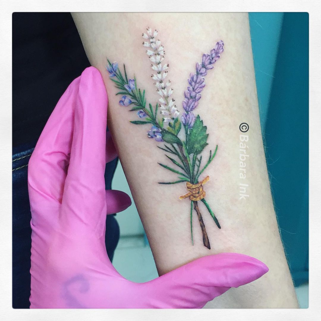 Tatoo sem contorno, flores.