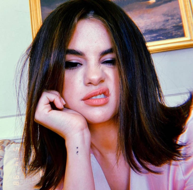 Foto da tatuagem de ponto e vírgula de Selena Gomez