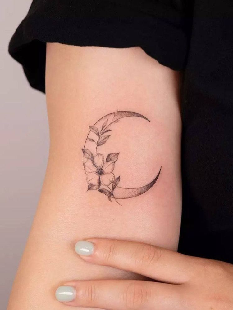 imagem-10-1 Foto de tatuagem da lua, com um ramo de flor.