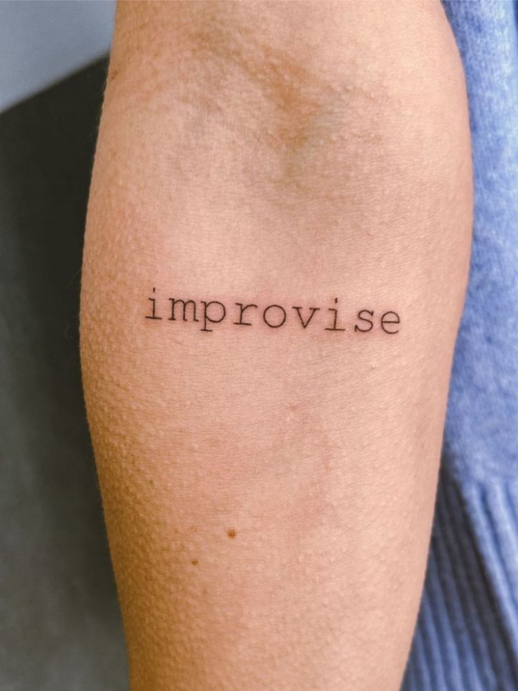 imagem-13 Tatuagem com a palavra improvise.