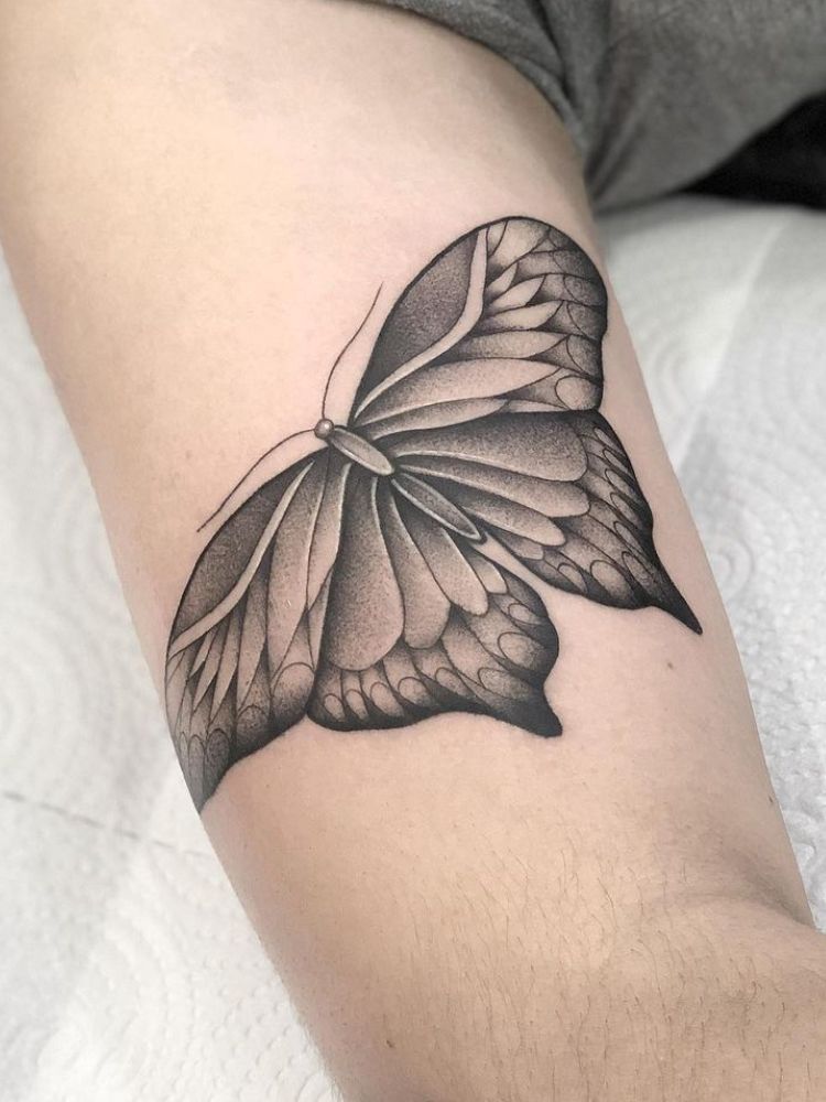 imagem-2 Foto de tatuagem de borboleta no bíceps.