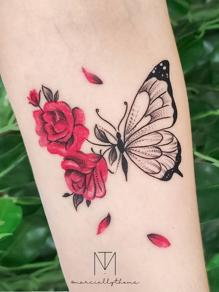 imagem-21 Foto de tatuagem de borboleta e flores no antebraço.