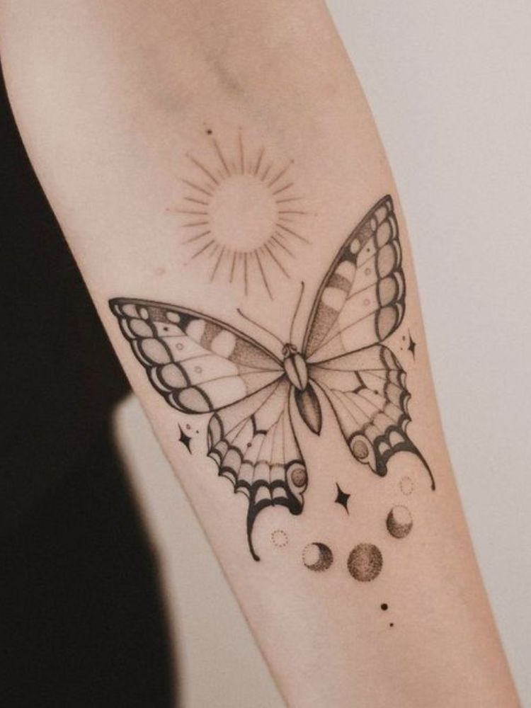 imagem-23 Foto de tatuagem de borboleta, com sol e fazes da lua no antebraço.