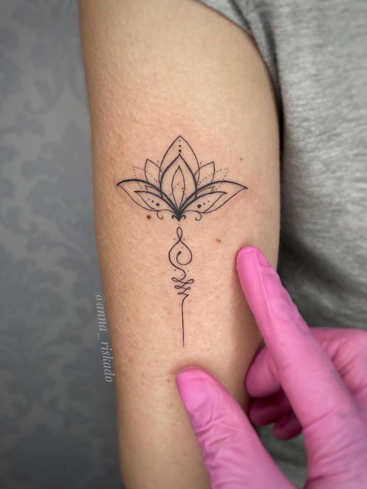 imagem-25 Foto de tatuagem flor de Lótus no braço.