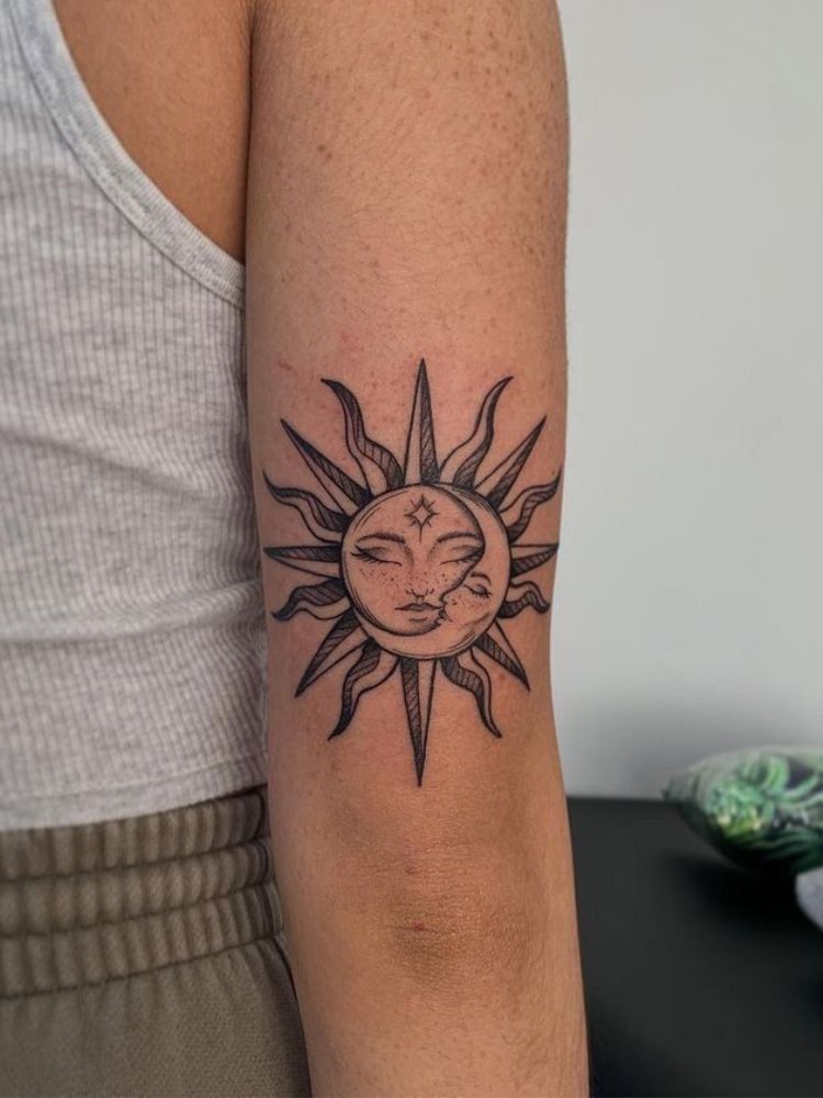 imagem-26 Foto de tatuagem com o sol e a lua.