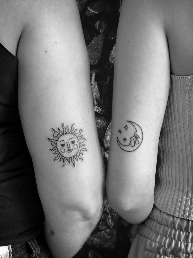 imagem-27 tatuagem em conjunto de sol e lua, cada uma em pessoas diferentes.