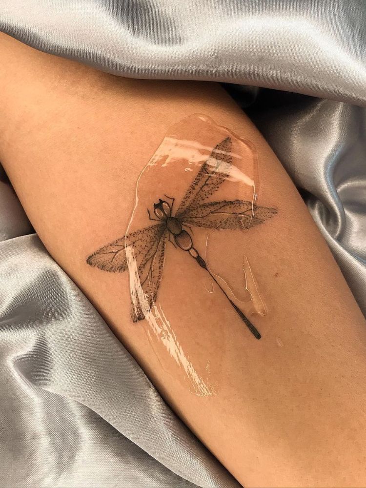 imagem-29 Tatuagem de libélula no antebraço.