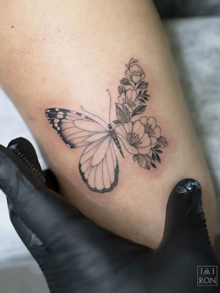 imagem-3-1 Foto de tatuagem de borboleta no braço.
