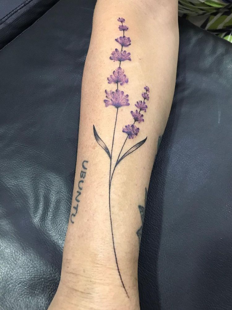 imagem-49 Foto de tatuagem com flor de alfazema.