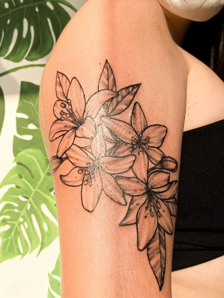 imagem-5-1 Foto de braço com tatuagem da flor do amor.