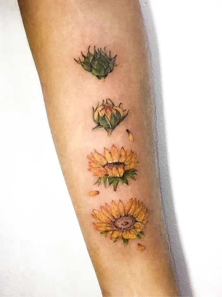 imagem-8-1 Foto de tatuagem com girassol desabrochando.