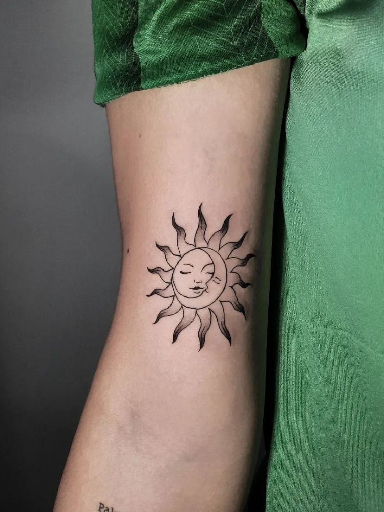 imagem-9-1 Foto de tatuagem com o sol e a lua.