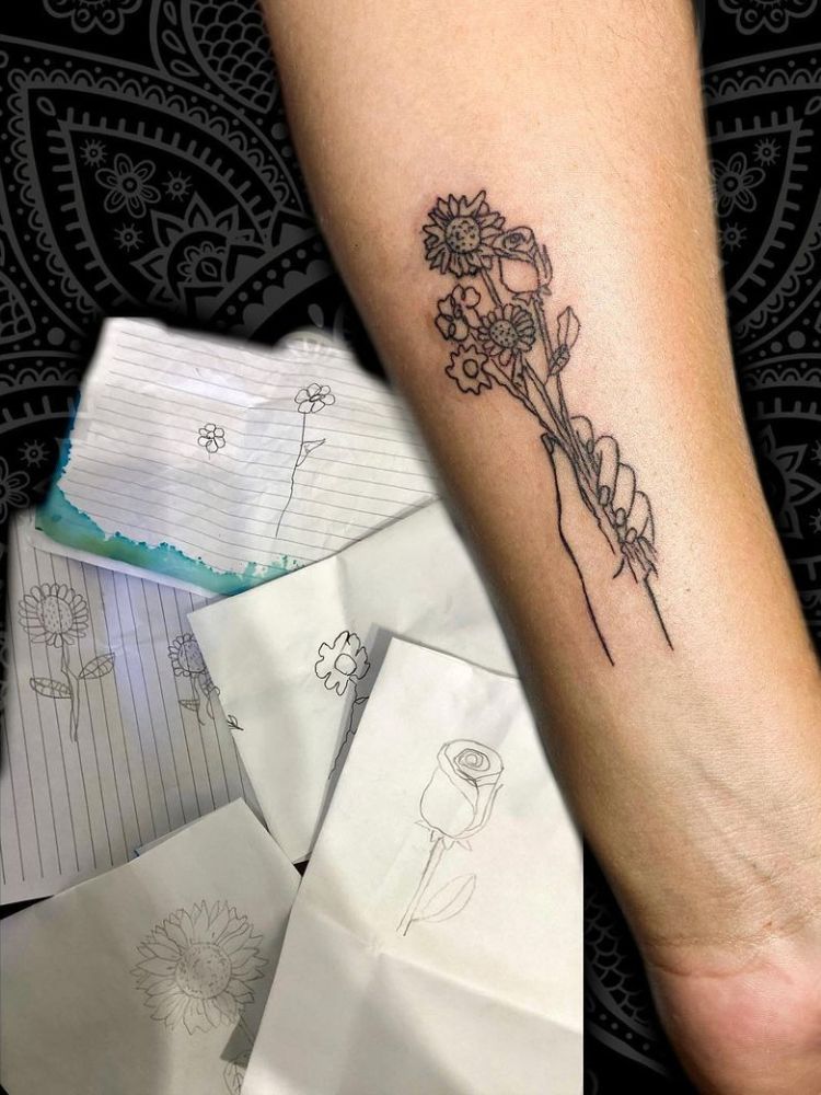imagens-24 Foto de braço com tatuagem de várias flores.