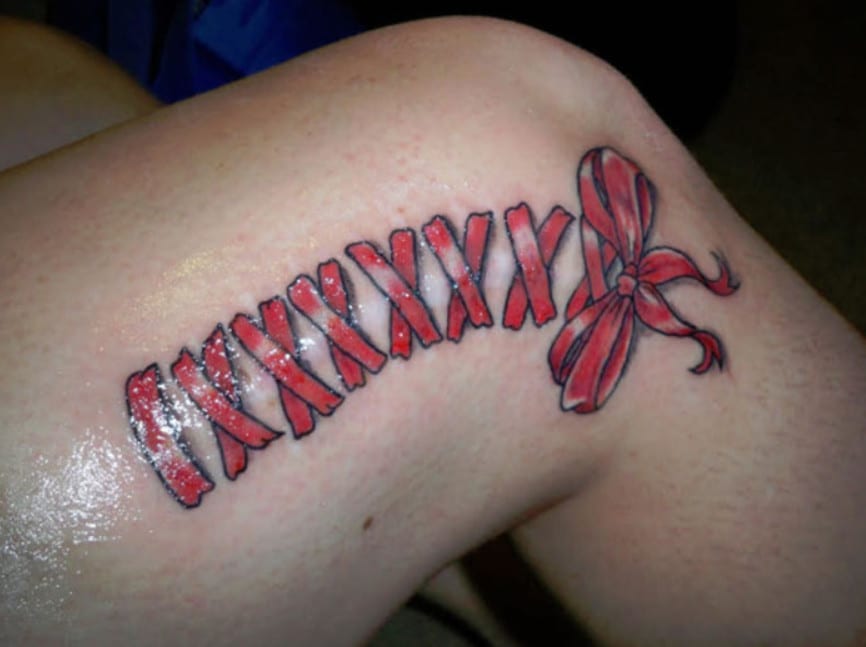 Tattoo de laço de fita disfarça cicatriz