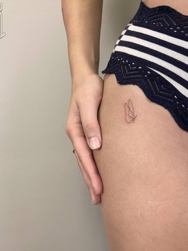 minimalista-virilha-borboleta Desenho do contorno de uma pequena borboleta no estilo minimalista na virilha de uma mulher e pele branca.