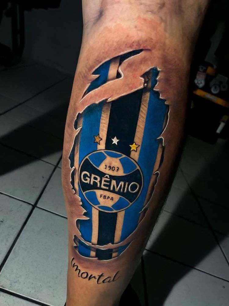 Perna masculina com tatuagem 3d de ferida com escudo do grêmio