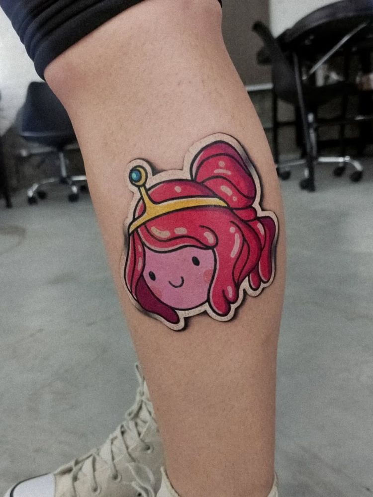 Tatuagem na perna imitando adesivo da princesa Jujuba descolando