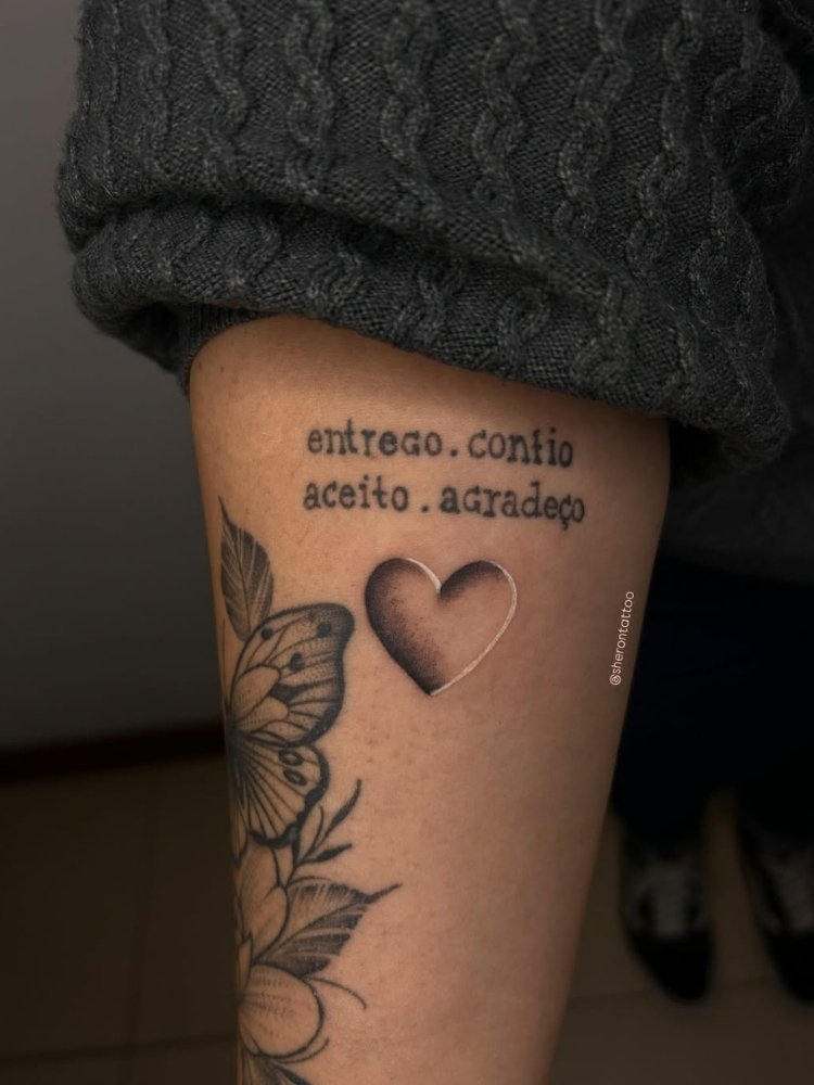 Braço com tatuagem de borboleta, frase e coração minimalista 3D
