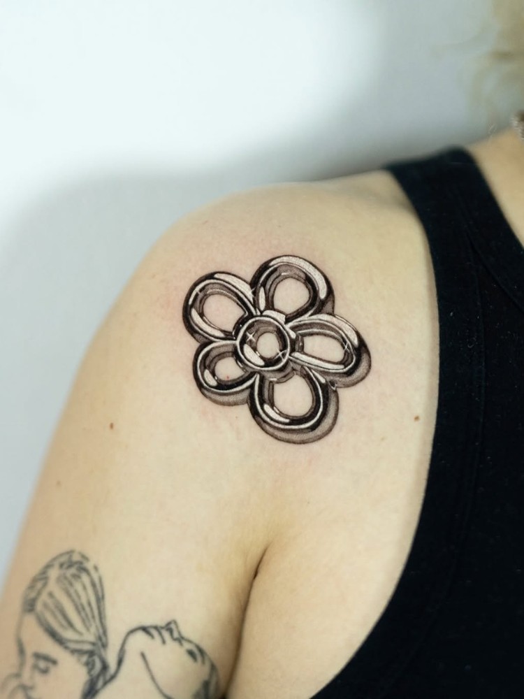 Tatuagem média de flor cromada 3D no ombro