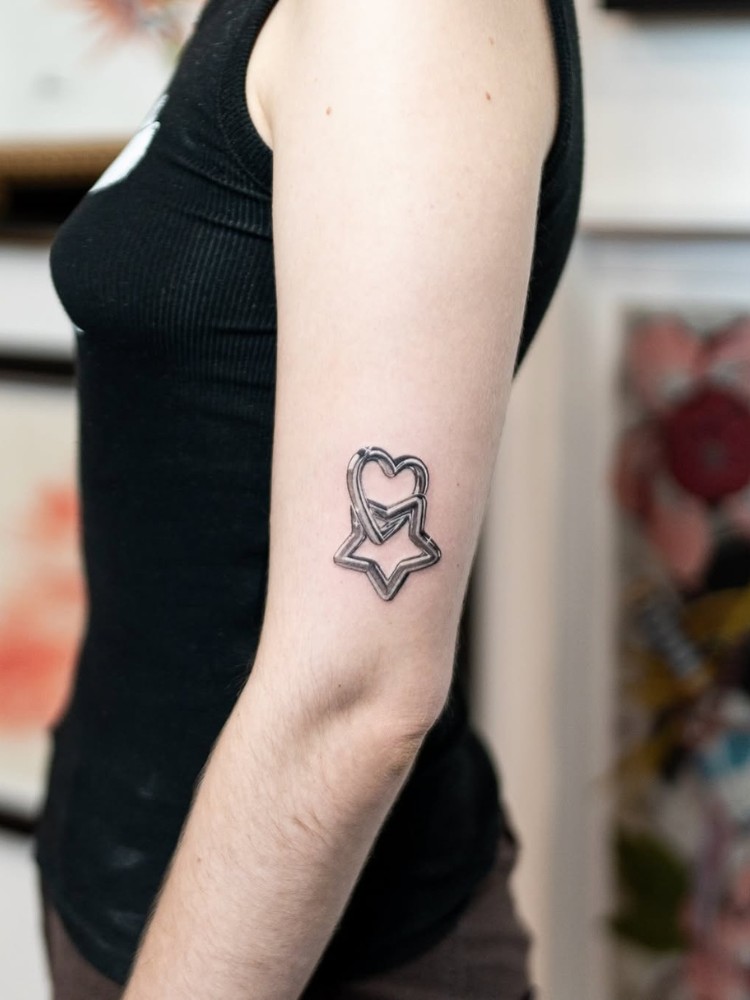 Tattoo 3D e cromada de coração enganchado com estrela