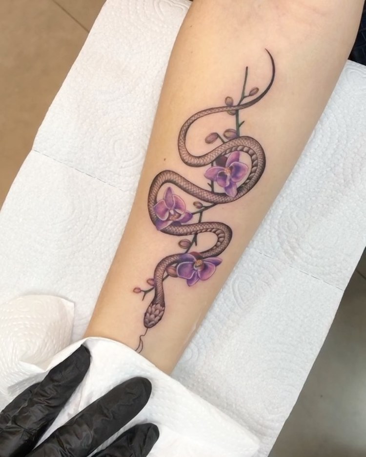 tatuagem-de-cobra-1-2 Tatuagem de cobra com flor orquídea lilás no braço