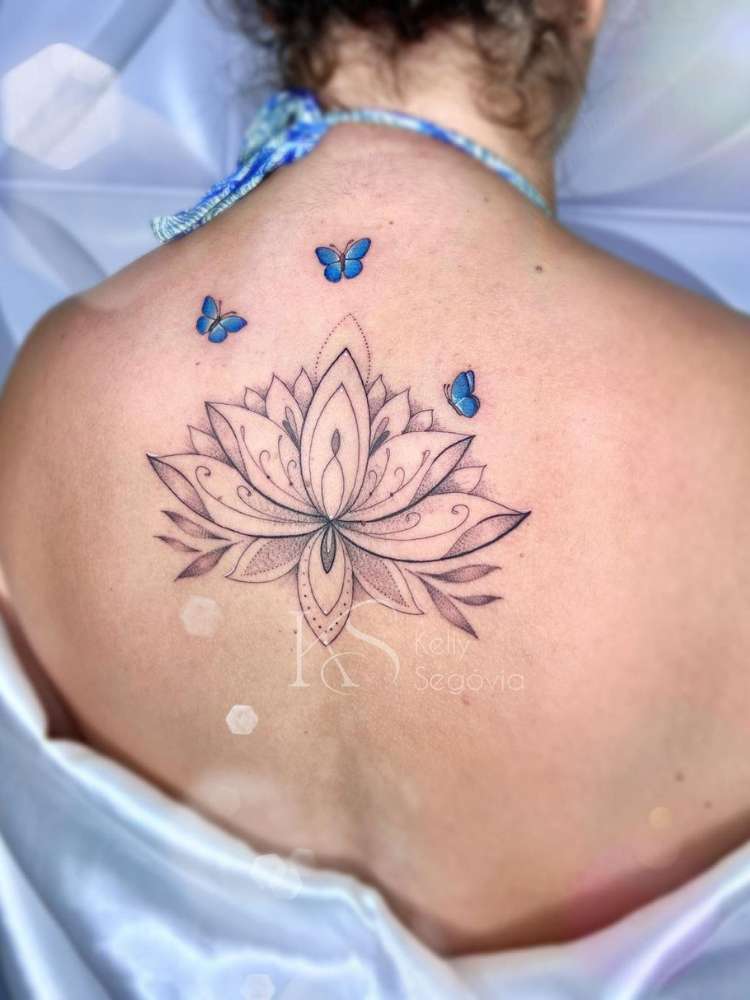 Mulher exibe tatuagem de flor