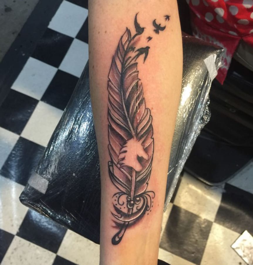 tatuagem de pena cobre cicatriz no braco