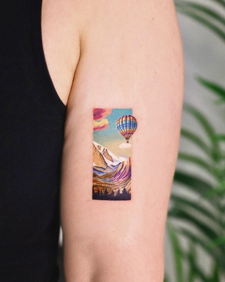 Tatuagem de pintura de balão de ar quente sobrevoando nos alpes de neve