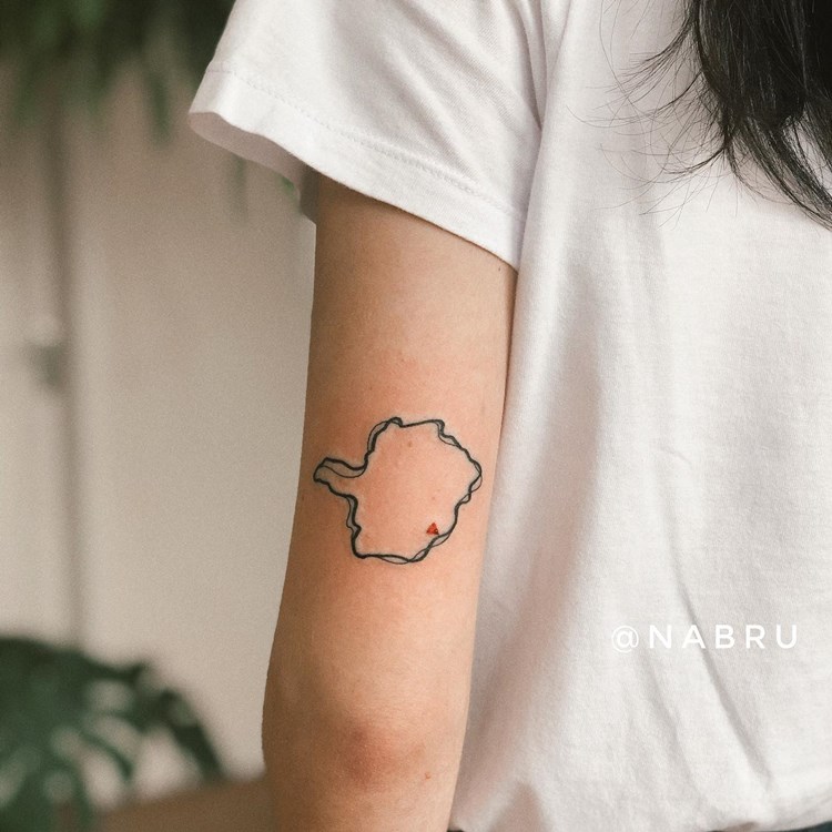Tatuagem de mapa de minas gerais em braço de mulher