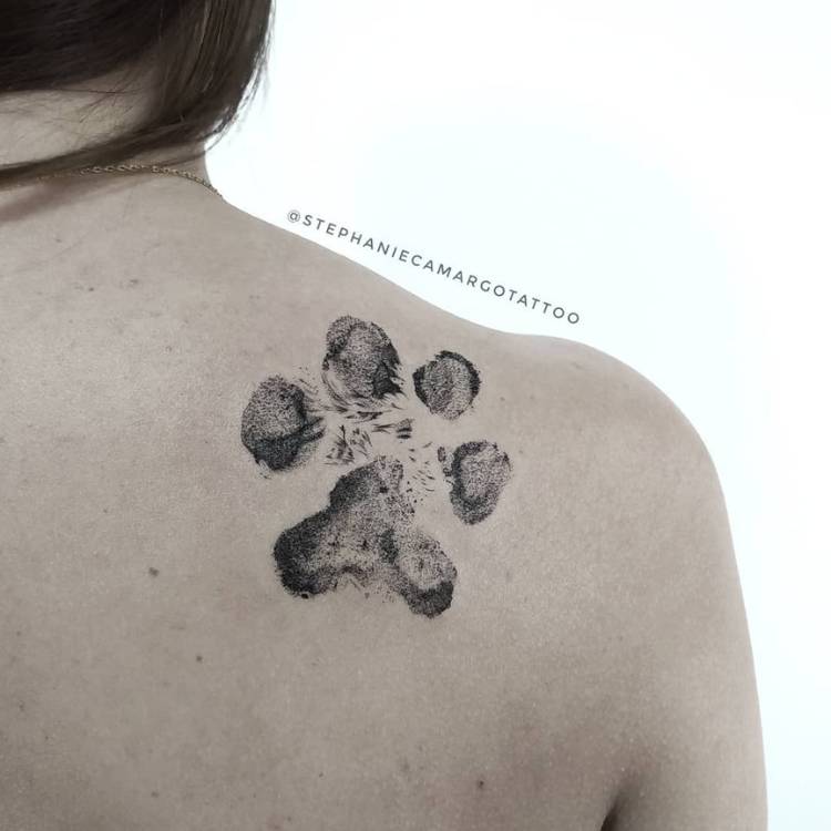 tatuagem-feminina-ombro-atras-pata Mulher de pele clara com pata realista na parte de trás do ombro