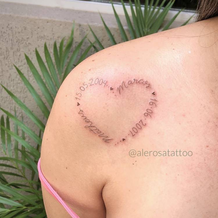 tatuagem-feminina-ombro-coracao-ente-querido Mulher de pele clara com tatuagem em formato de coração no ombro escrito"15.05.2004.Marcos.16.06.2007.Matheus"