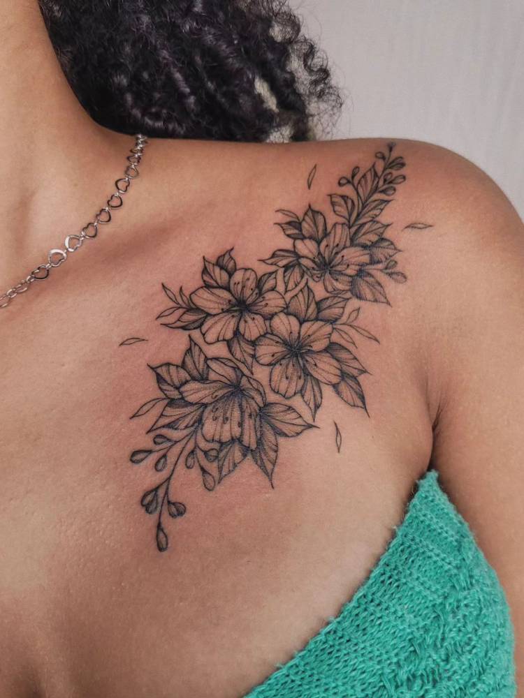 tatuagem-feminina-ombro-flores Mulher de pele morena com tatuagem de flores no ombro