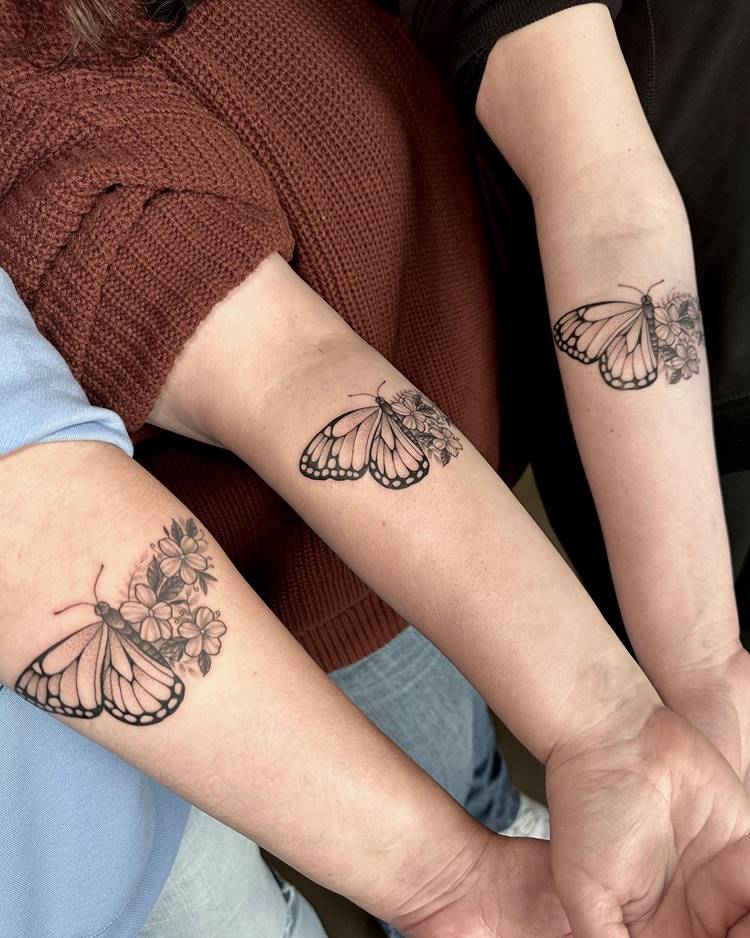tatuagem-mae-e-filho-desenhos-3 Mãe e duas filhas com tatuagem de borboleta no braço