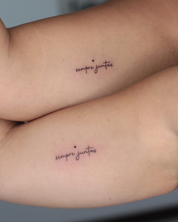 tatuagem-mae-e-filho-desenhos-5 Tatuagem de frase "sempre juntas" em duas pessoas