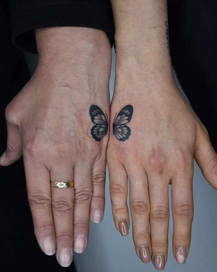tatuagem-mae-e-filho-desenhos-9 Tatuagem de mãe e filha: meia borboleta na mãe da mãe e meia na mão da ilha, cor preta