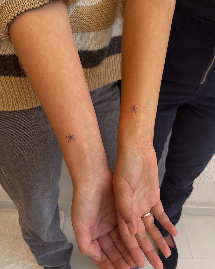 tatuagem-mae-e-filho-flor-1 Tatuagem delicada de flor em braço, próximo do pulso, em dois braços