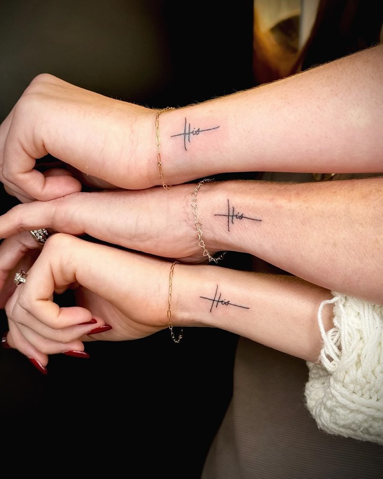 tatuagem-mae-e-filho-frases-1 Tatuagem de frase "dele" em inglês em três pessoas