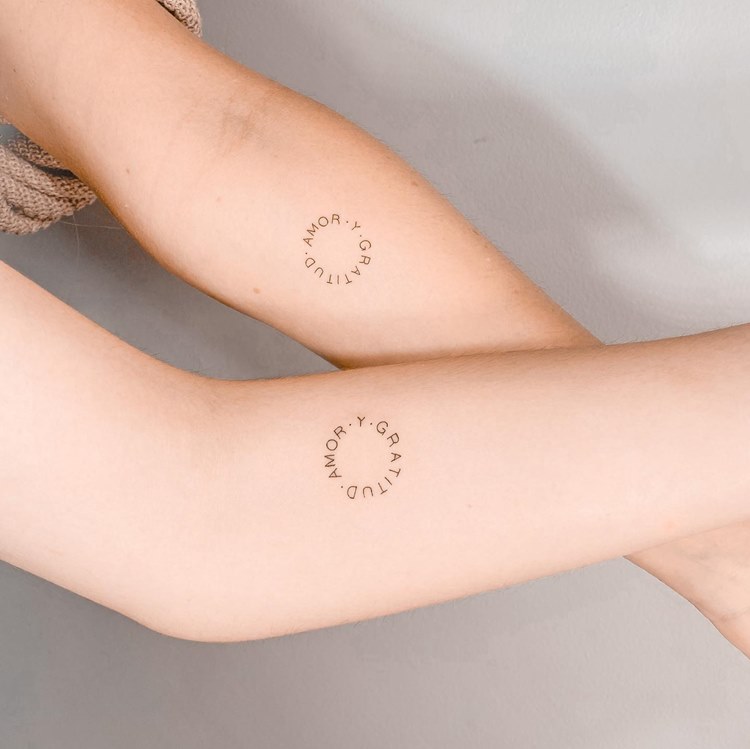 tatuagem-mae-e-filho-frases-2 Tatuagem de frase "amor e gratidão" em espanhol em duas pessoas