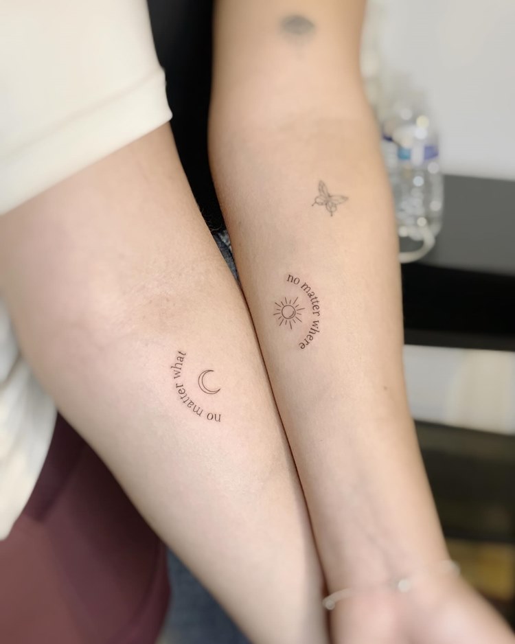 tatuagem-mae-e-filho-frases-3 Tatuagem de frase "não importa onde" em inflês em duas pessoas
