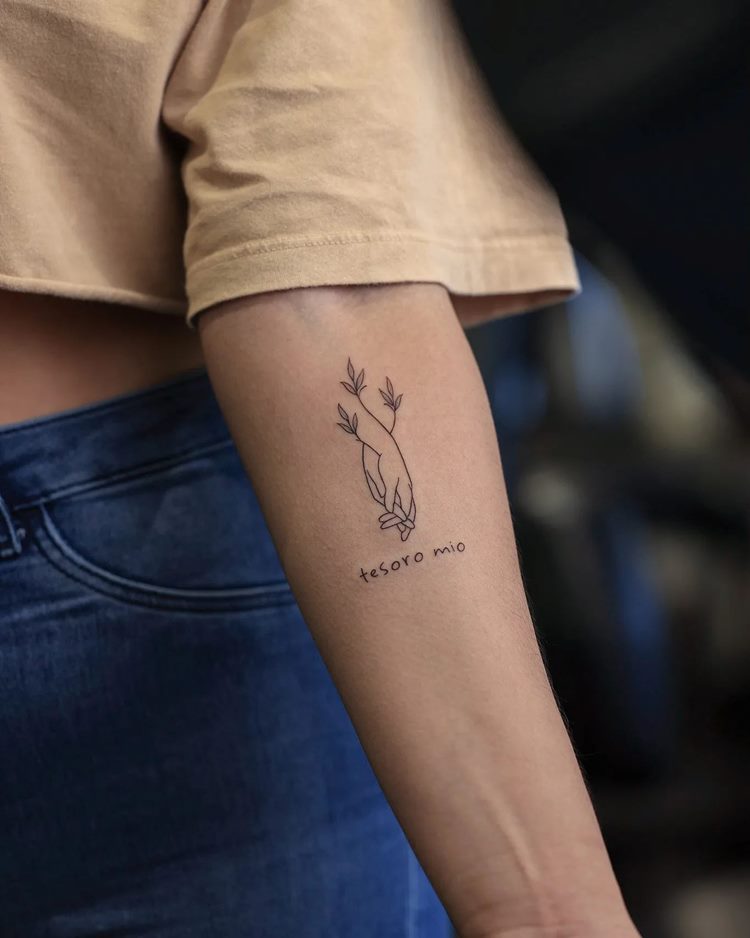 tatuagem-mae-para-filho-4 Tatuagem de frase "tesouro meu" em espanhol com desenho de mãos de mãe e filho entrelaçando